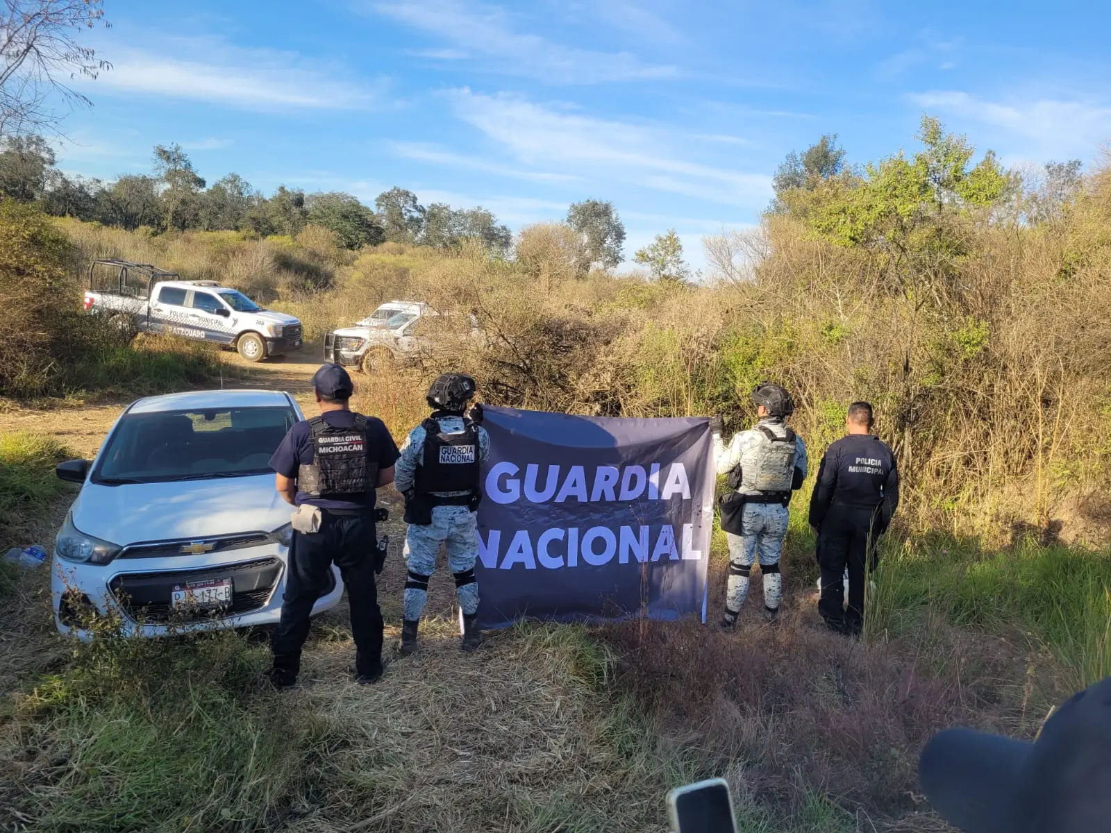 Aseguran en Pátzcuaro vehículo robado y desvalijado entre la maleza