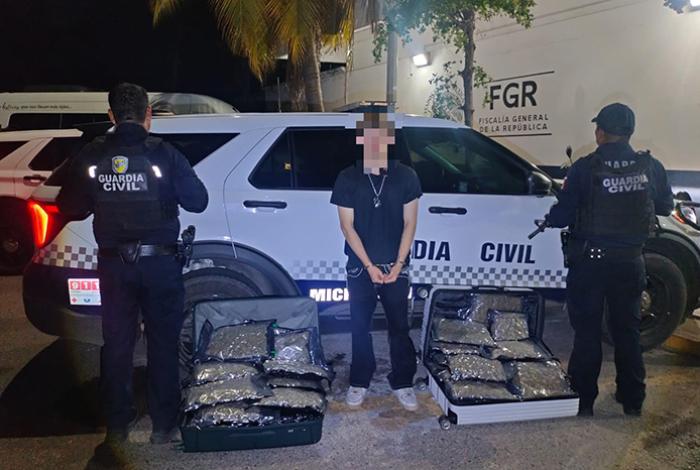 Aseguran más de 20 kg de marihuana en una combi en Lázaro Cárdenas