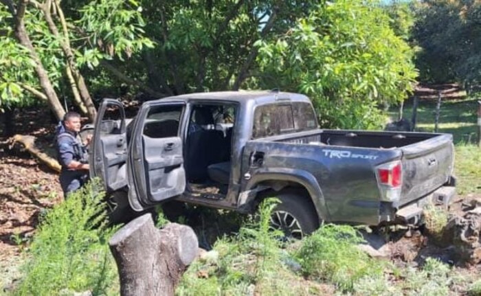 Aseguran SSP, Defensa y GN armamento y vehículo con reporte de robo, en Uruapan