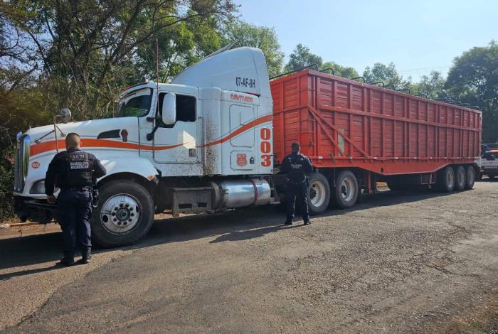 Aseguran tractocamión en Villa Madero; lo rob4ron en Morelia