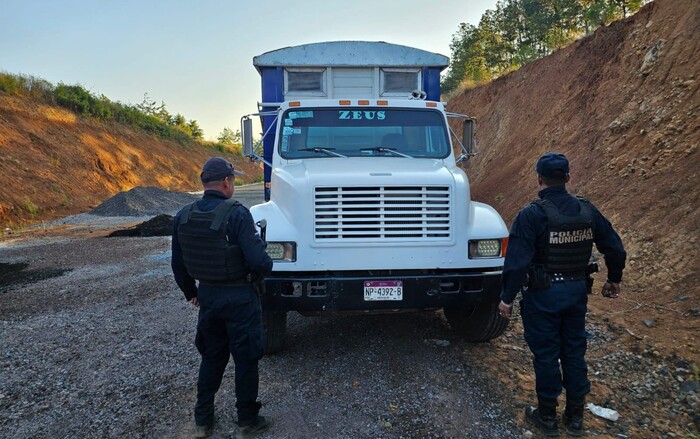 Aseguran tractocamión robado y abandonado en la Autopista Siglo XXI