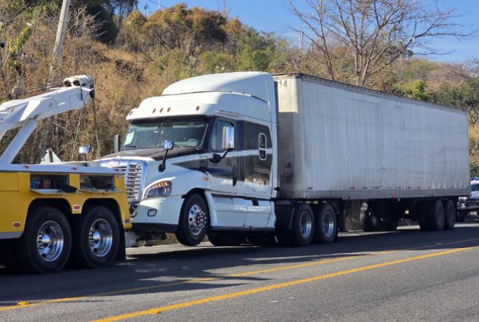 Aseguran tráiler baleado y abandonado en el Libramiento Sur de Zamora