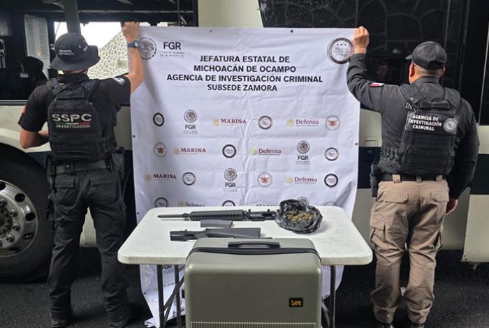 Aseguran un arma larga y cerca de un kilo de marihuana en autobús sobre la Autopista de Occidente