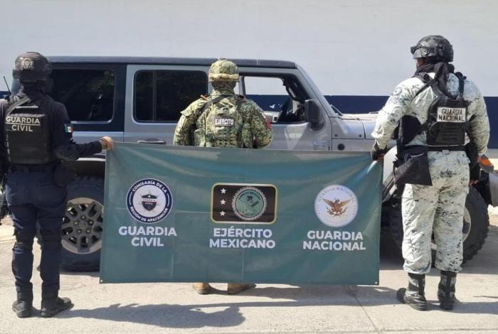 Aseguran vehículo con armas y equipo táctico en Parácuaro
