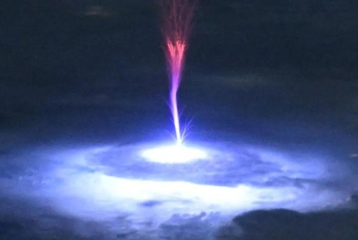 Astronauta capta enigmático sprite rojo sobre las nubes