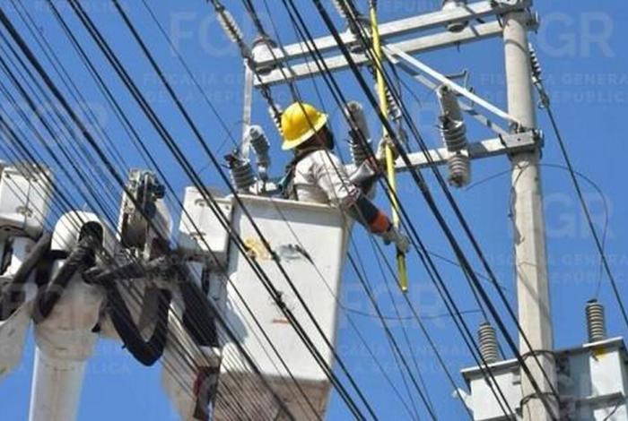 At4ques arm4dos dejan daños en postes y restauradores de la CFE, en Tierra Caliente