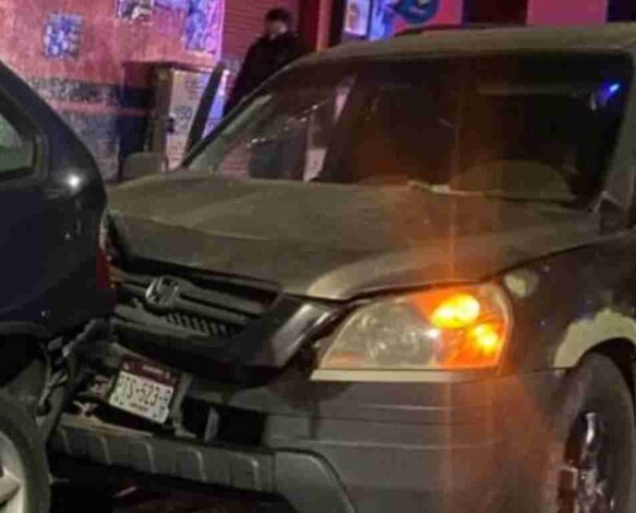 Atacan a balazos a conductor en Morelia; pierde el control y choca contra vehículo estacionado