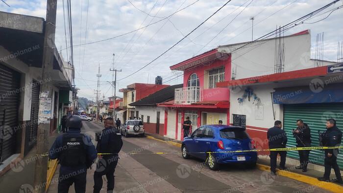 Atacan a policías en pleno centro de Tingambato; hay un oficial muerto