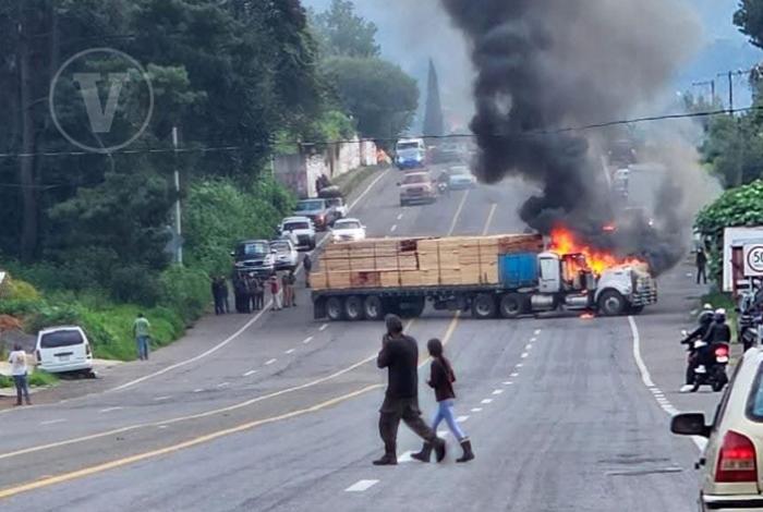 Atacan a policías en Tacámbaro y bloquean carretera; hay un herido y un presunto delincuente detenido