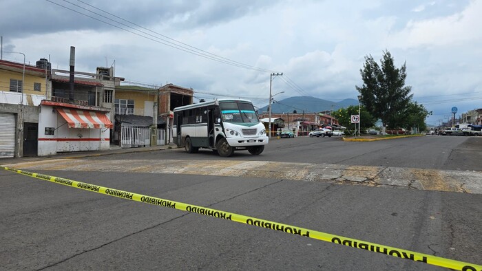 Atacan a tiros a conductor de un camión de pasajeros