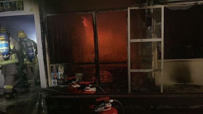 Atiende Bomberos municipales y Policía Morelia incendio en local