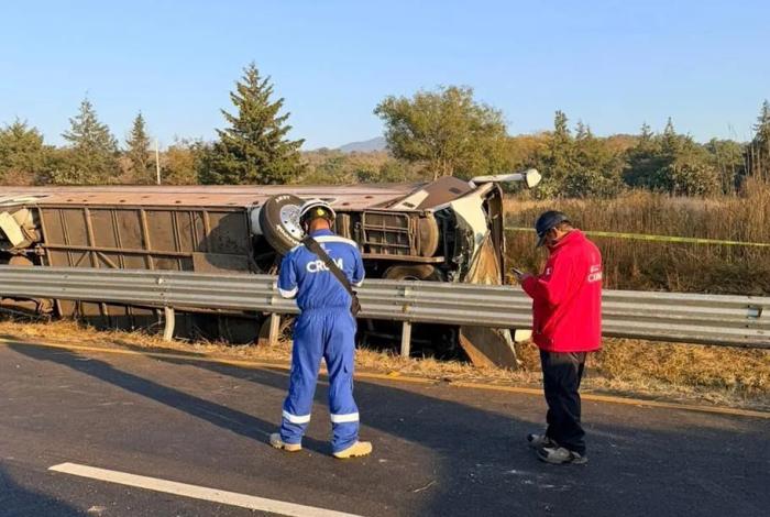 Atiende CRUM fatal volcadura de autobús en la carretera Morelia-Pátzcuaro