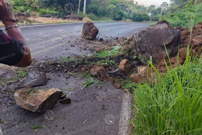 Atienden derrumbe en carretera de Tacámbaro