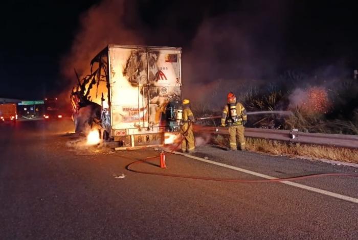 Atienden incendio de tractocamión en la Autopista de Occidente; no hubo lesionados