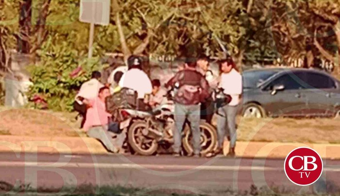 Atropellan a perrito y se accidenta en su moto en Apatzingán