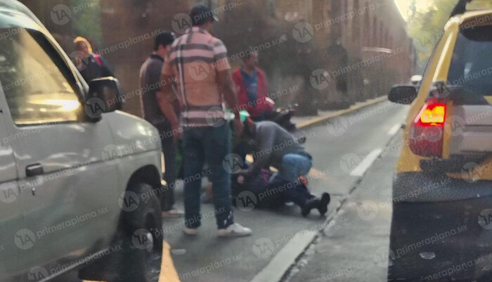 Atropellan a una mujer y chocan dos autos en la avenida Acueducto, en Morelia