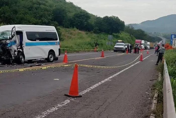 Aumenta a cinco el número de fallecidos tras choque entre combi y camioneta en la Siglo XXI