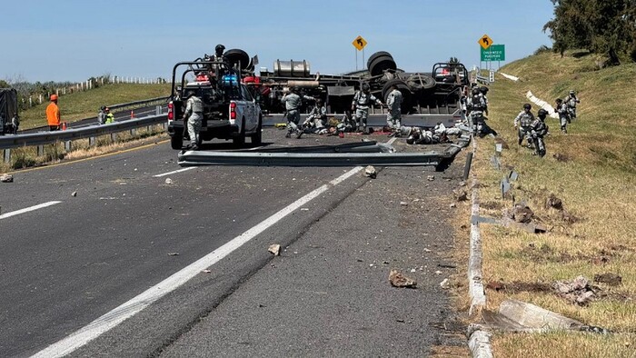 Aumenta a tres fallecidos y 23 lesionados de la GN tras volcadura en Autopista de Occidente