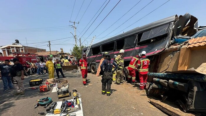 Aumentan a cuatro fallecidos el choque de autobús en Tangancícuaro