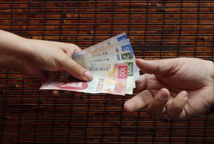 Aumentan salario a trabajadores municipales con menores ingresos