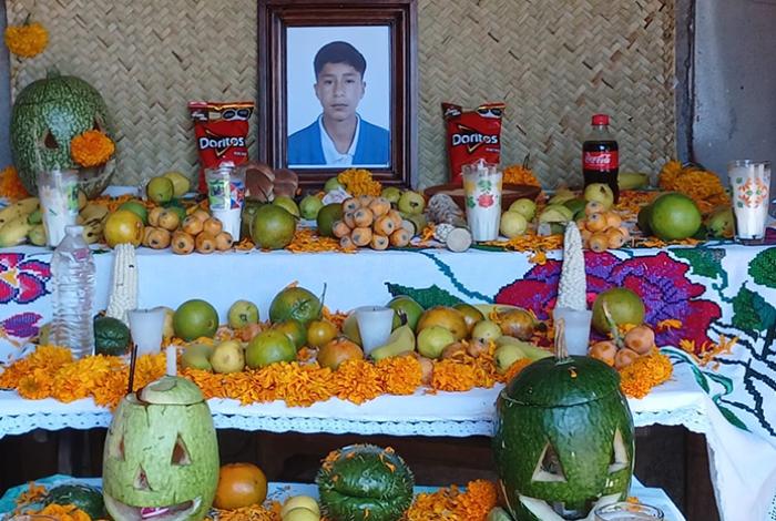Aún espera que su hijo llegue a casa y le grite: “Amá, ábreme…”; así es la tradición de ‘ánimas de los angelitos’ en Cuanajo