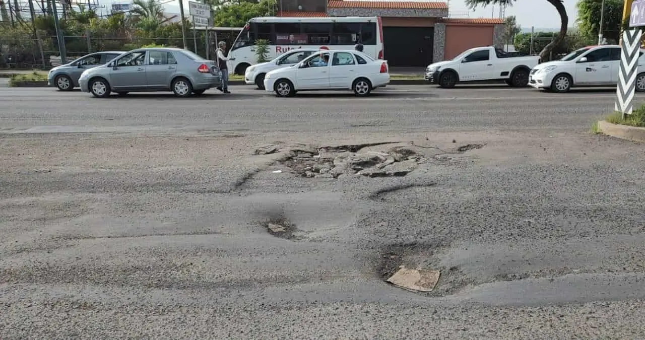 Aún sin ser intervenidos baches en laterales de Salida a Quiroga