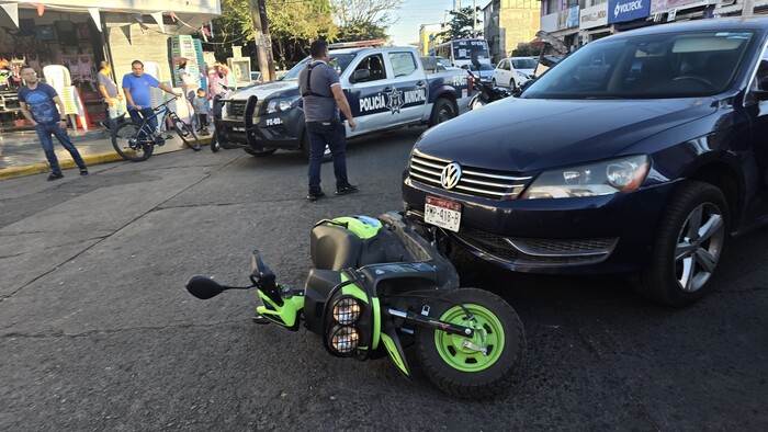 Auto arrolla a pareja que viajaba en moto