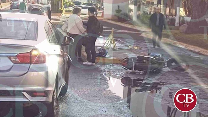 Auto atropella a motero afuera de Plaza Las Américas