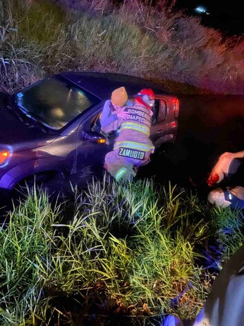 Auto cae a canal de aguas pluviales en Tarímbaro