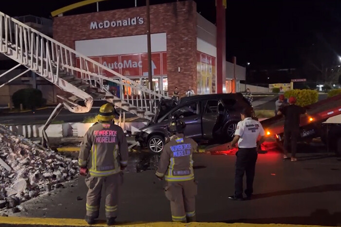 Auto choca con puente peatonal en el libramiento de Morelia y acaba con un tubo incrustado