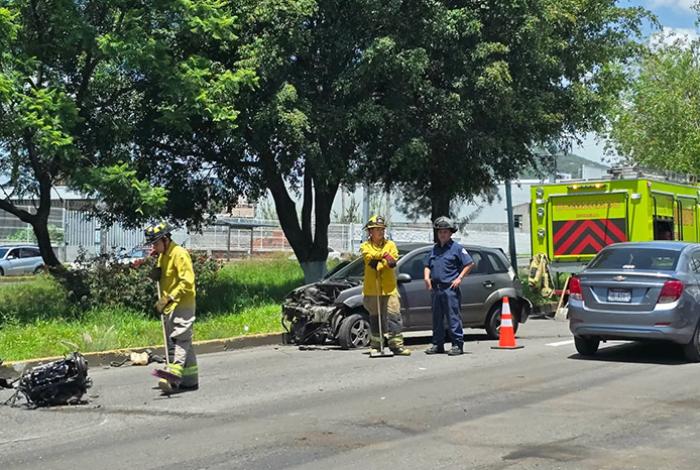 Auto choca contra árboles en el Libramiento de Morelia, a la altura de la colonia Lago I