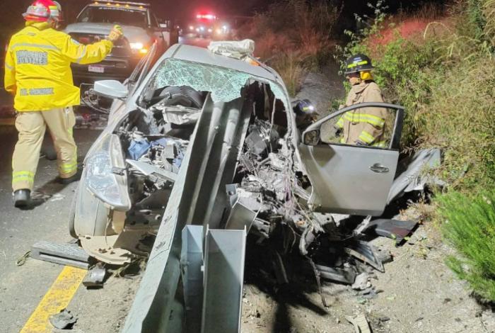 Auto choca contra barrera metálica de contención en la Morelia-Pátzcuaro; hay 1 herido