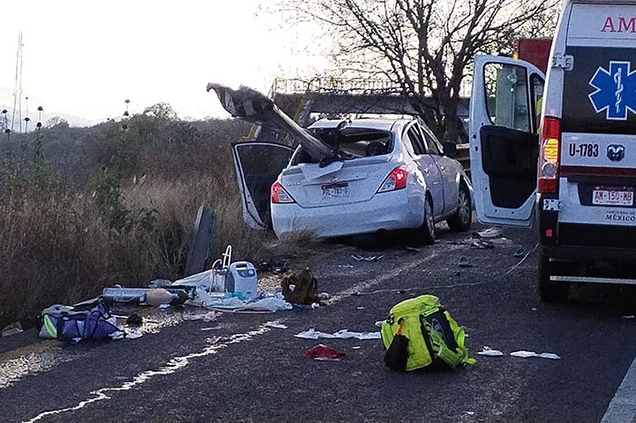 Auto choca contra la valla metálica en la Morelia-Pátzcuaro; hay 1 muerto