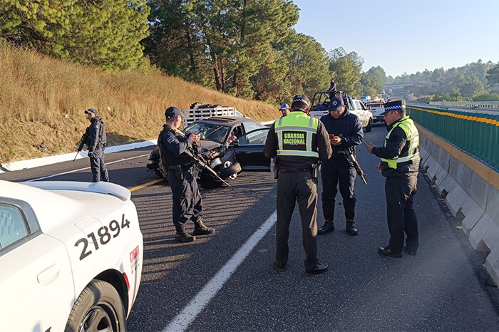 Auto choca contra muro de contención en la Siglo XXI; hay una persona lesionada