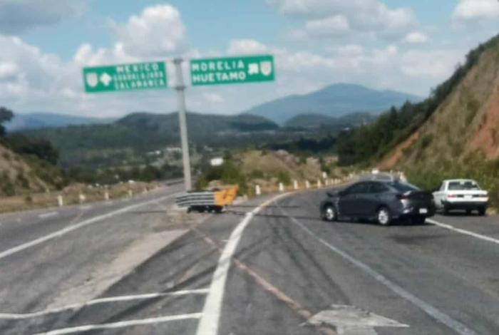 Auto choca contra objeto fijo en la Autopista Siglo XXI