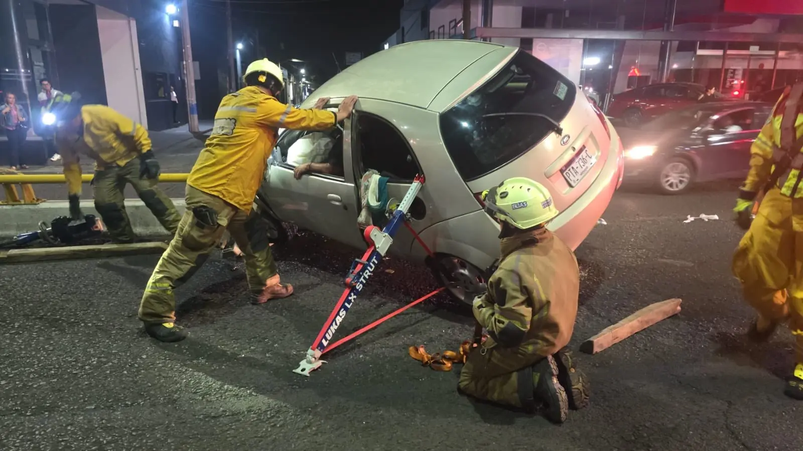 Auto choca contra protección de un puente de la avenida Madero Poniente de Morelia; hay un herido