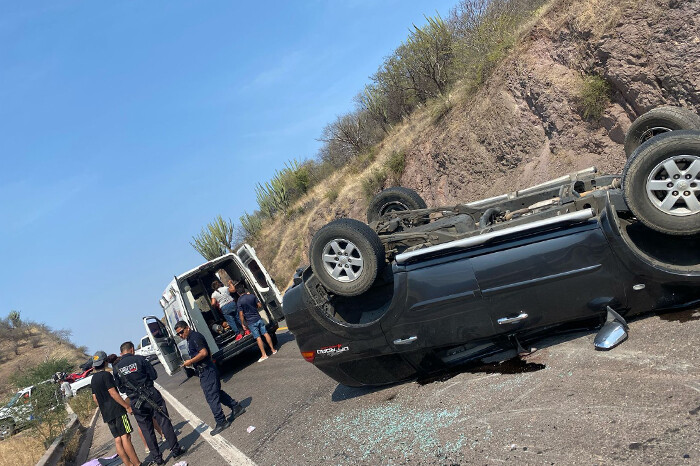 Auto choca contra vaca, remolque de madrina se incendia y una camioneta volcada; todo en la autopista Siglo XXI