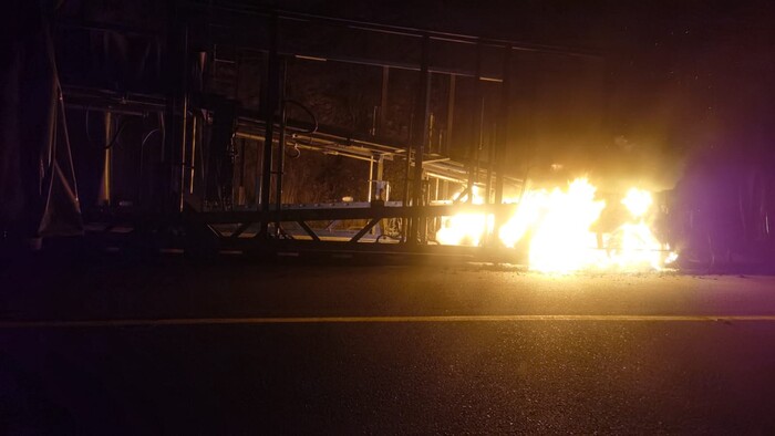 Auto choca contra vaca, remolque de madrina se incendia y una camioneta volcada; todo en la autopista Siglo XXI