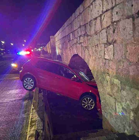 Auto choca el Acueducto de Morelia