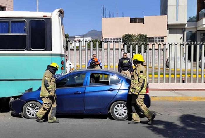 Auto choca por alcance contra un camión de pasajeros en Calzada La Huerta, en Morelia