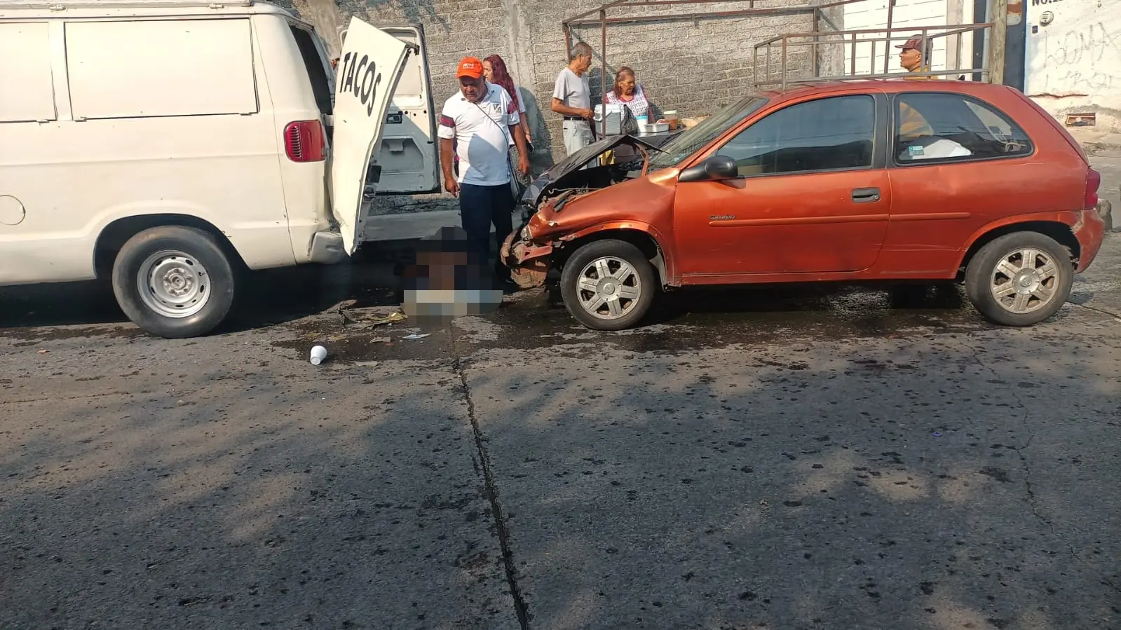 Auto choca puesto de tacos y deja un herido grave en Morelia