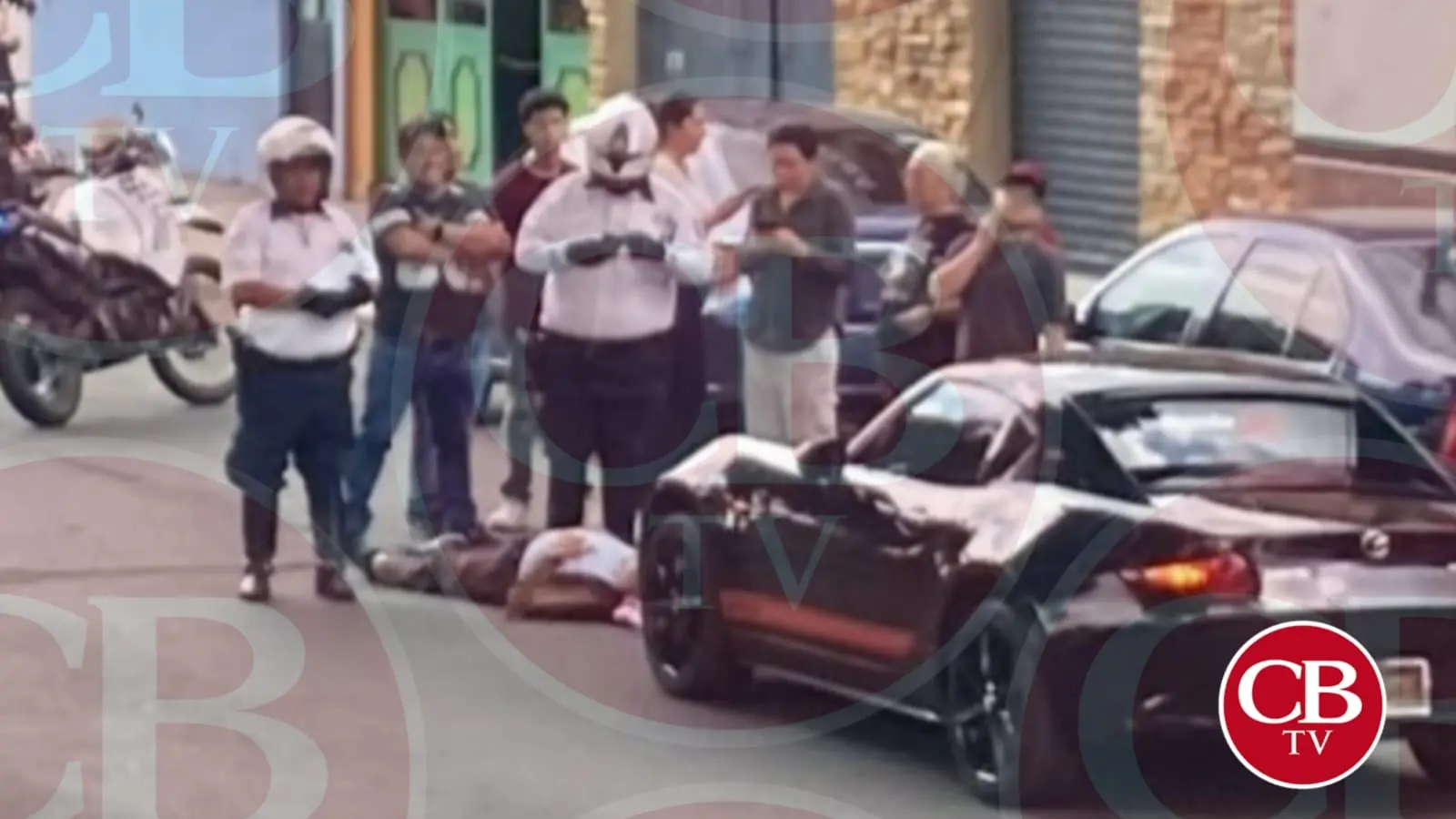 Auto deportivo atropella a un anciano en Morelia