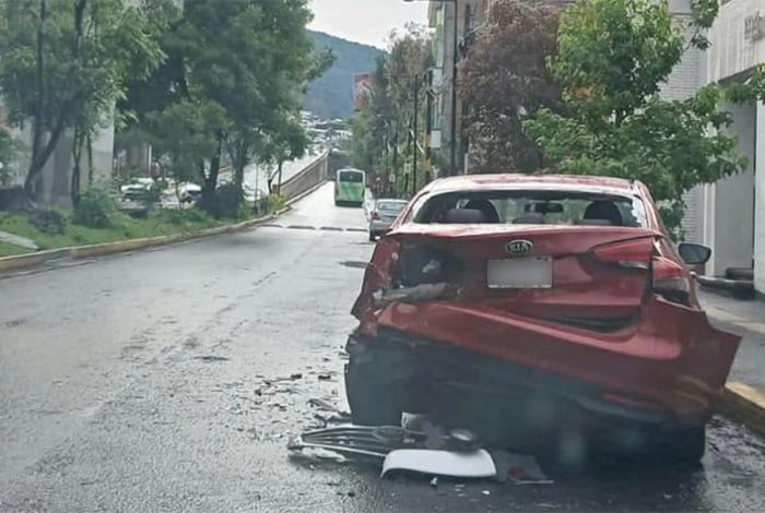 Auto estacionado es chocado por otro vehículo en Morelia