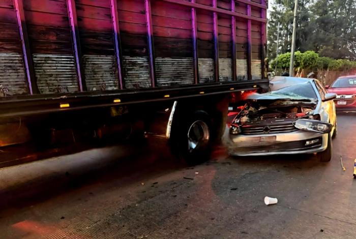 Auto impacta contra retaguardia de camión de carga en Uruapan; hay dos heridos