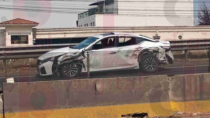 Auto pega con muro de concreto en la Morelia-Salamanca