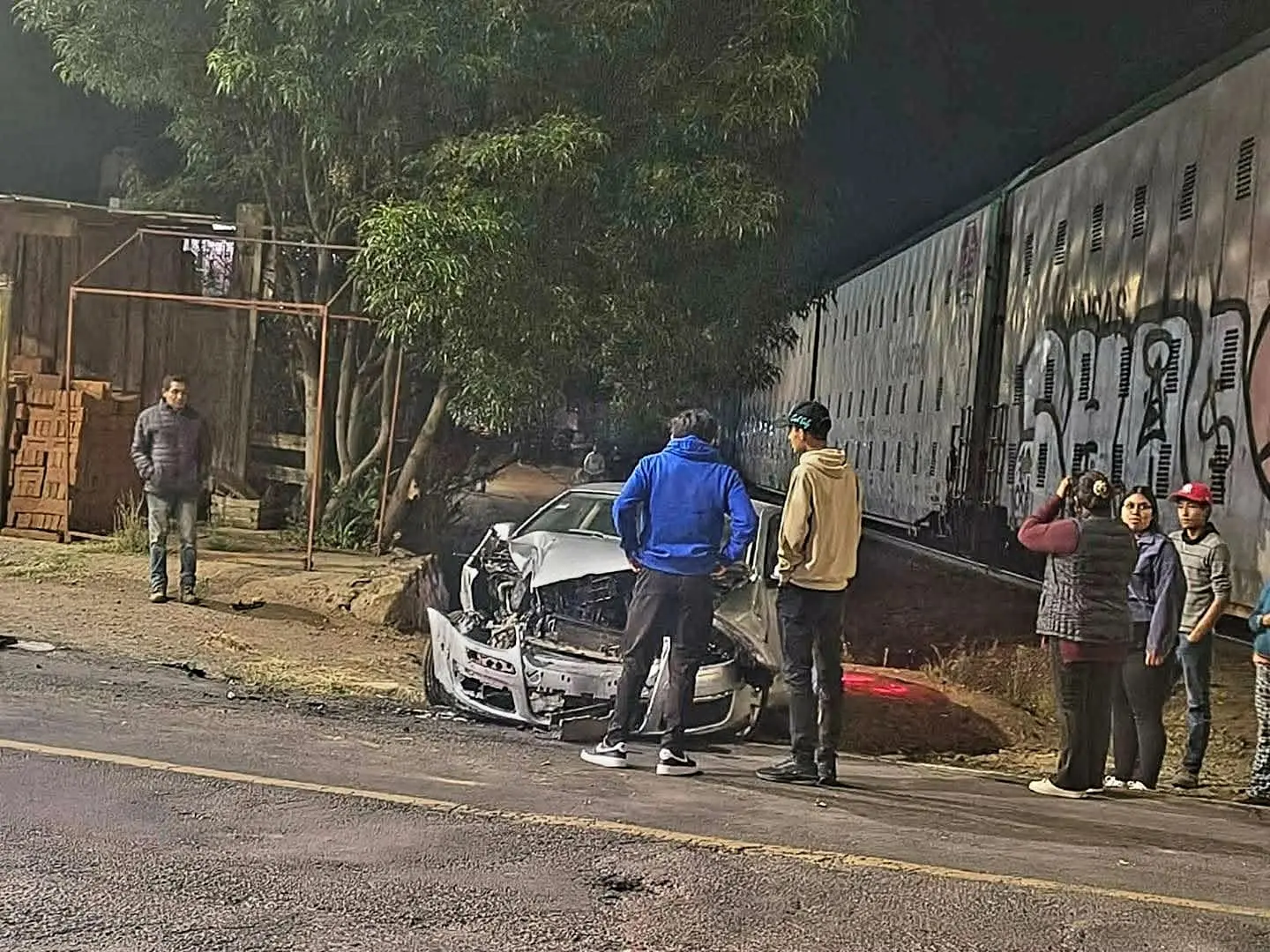 Auto que intentó ganarle al ferrocarril quedó destruido