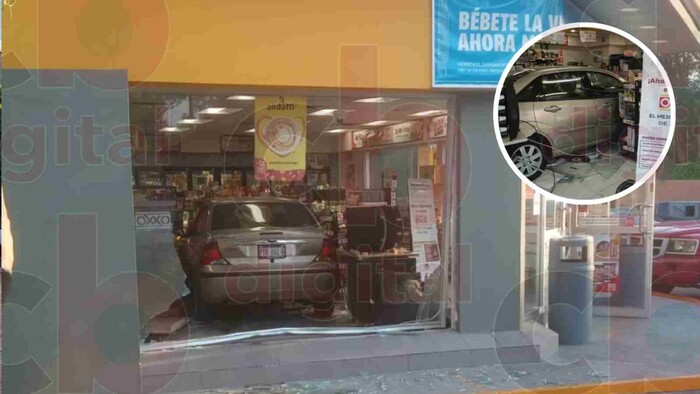 Auto se mete a un Oxxo en Morelia