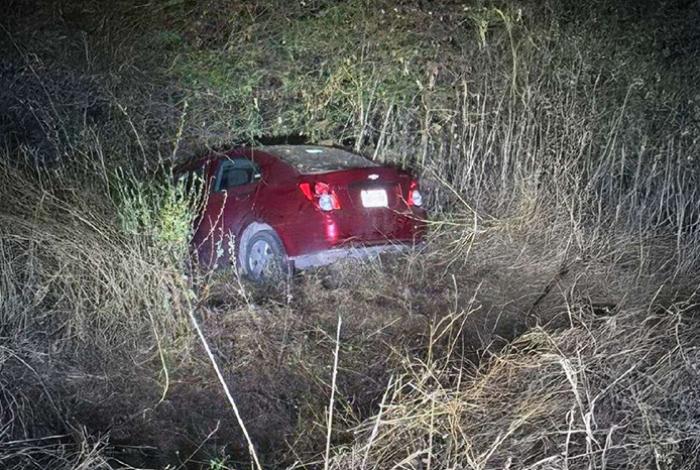 Auto se sale del camino y termina entre la maleza, en San Lucas; no hay lesionados