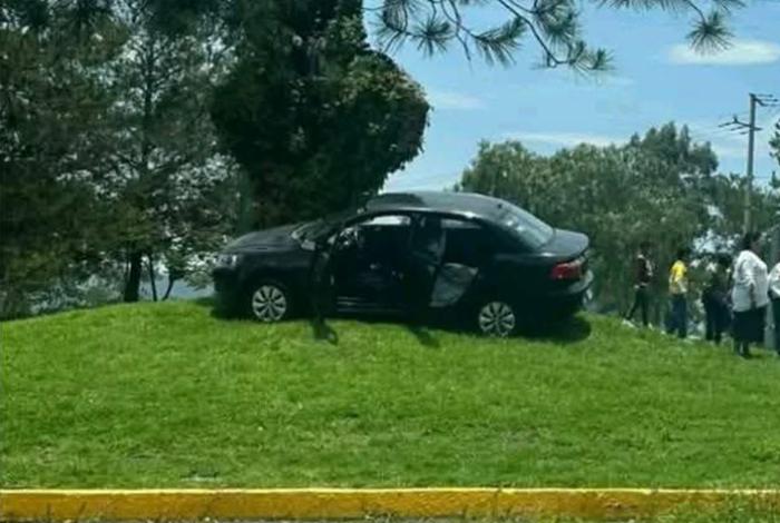 Auto se sube a jardinera, a pocos metros de glorieta Juan Pablo II, al sur de Morelia