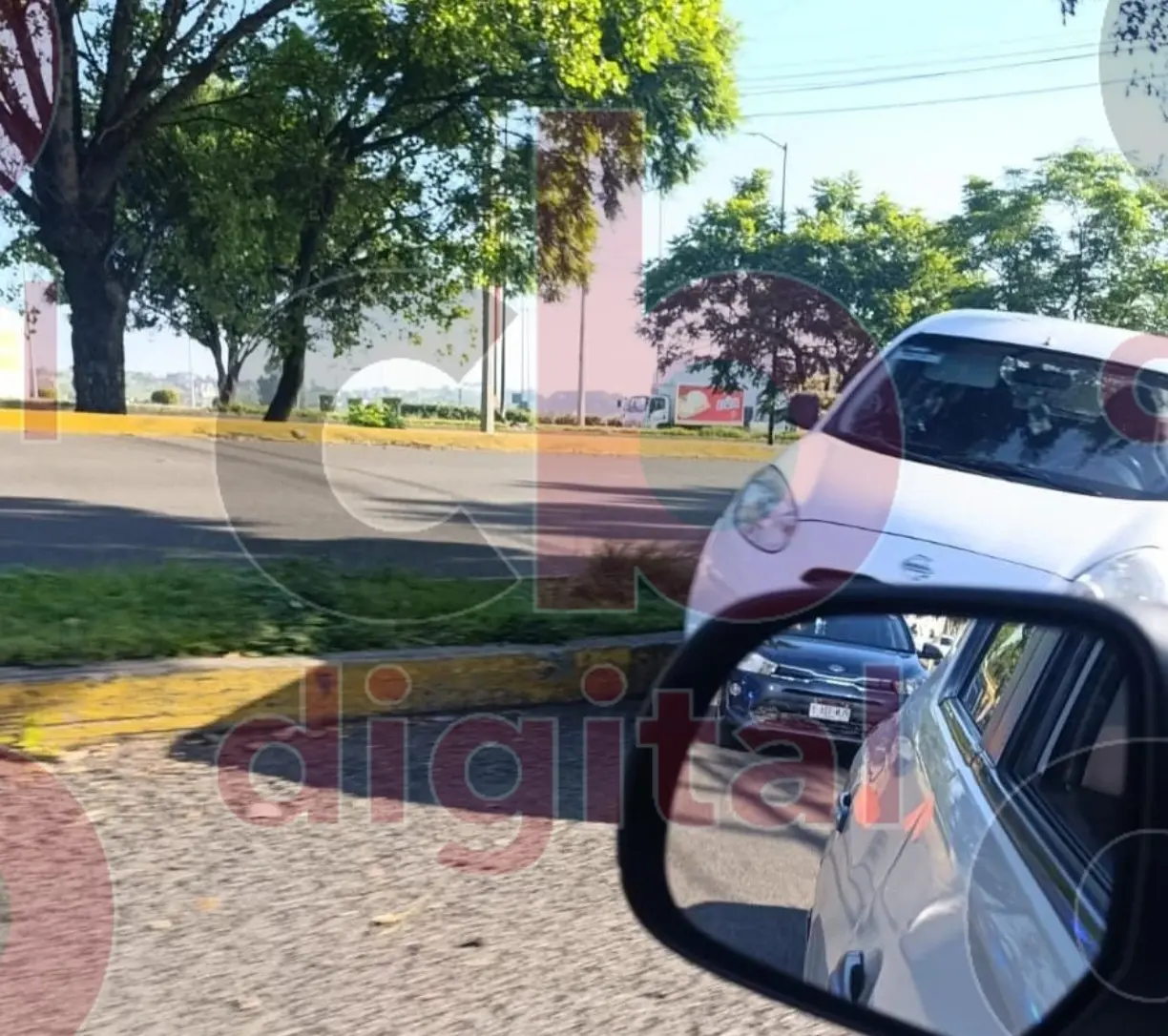 Auto se sube al camellón en el libramiento de Morelia